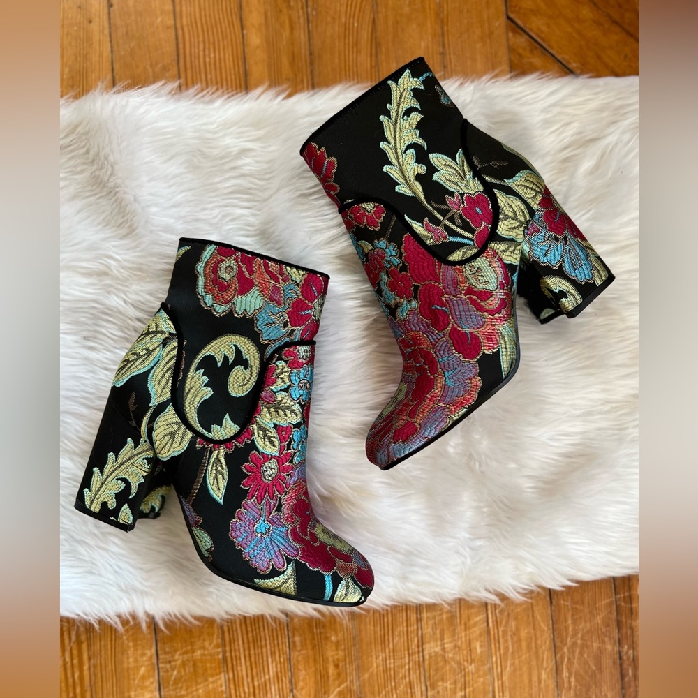Marc Fisher womens tapestry booties Size 6.5
